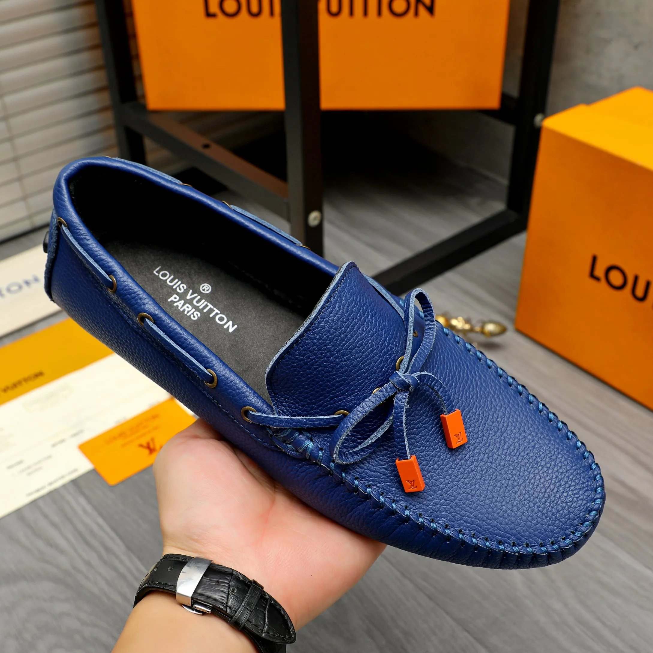 Men's shoes 💰420 Product trademark: LV "Louis Vuitton" casual slip-on shoes Regular size: 38-46 (45.46 custom-made, non-returnable) Product materials: Selected pebbled cowhide upper, sheepskin lining, original bean outsole